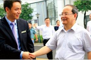 第十三届全国人大农业与农村委员会副主委员（江西省原省委书记）鹿心社(右一)视察莱福医疗