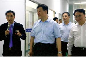 第十三届人大环境与资料保护委员会副主任委员（江西省原省委书记）刘奇（左一）视察莱福医疗